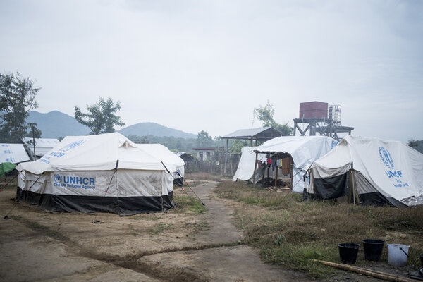 Novembre 2015. Dans le camp de Palana, dans la banlieue de Myitkyina, capitale de l’Etat Kachin (Nord de la Birmanie/Myanmar), les nouveaux arrivants se sont installés sous des tentes provisoires. 