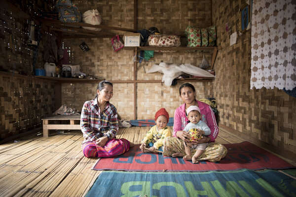 Construits dans la tradition kachin, ces baraquements en bambous offrent un espace confiné, sobre et salubre. Mais les réfugiés ont perdu leurs repères. 