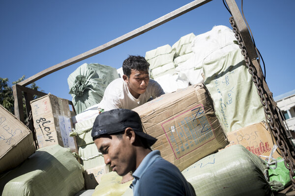 Deux membres de Caritas Myitkyina chargent un camion qui fera partie d’un convoi humanitaire destiné aux camps de déplacés situés près de la frontière chinoise.