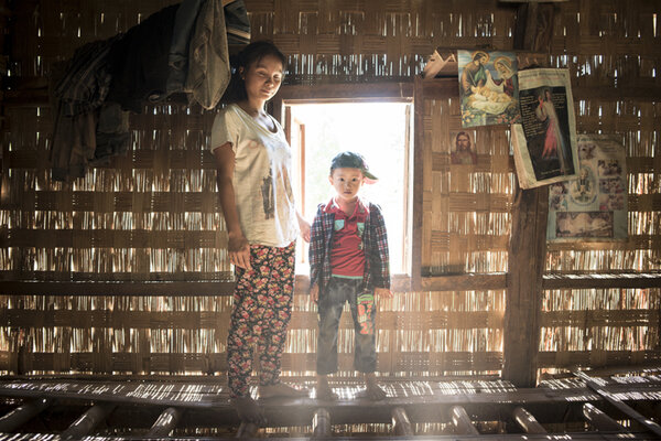 Village de Dawawbya Khar. Une famille dans la maison qu'ils ont dû abandonner suite aux combats entre l'armée gouvernementale et les indépendantistes.  