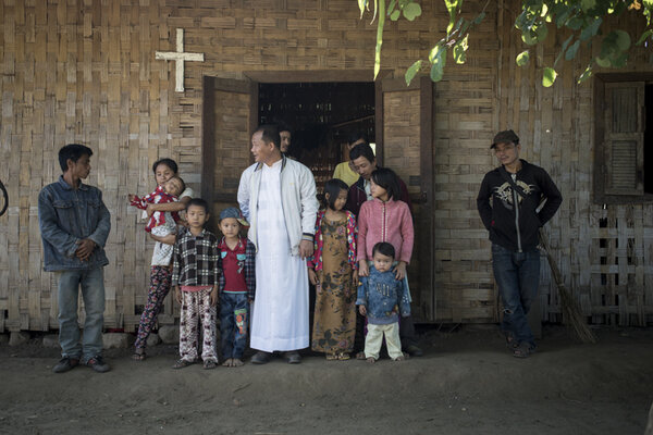 Village de Dawawbya Khar, près de Bhamo. Le père Paul Aung Dang, directeur de Caritas Bhamo rencontre les membres d'une famille qui a reconstruit sa maison détruite par les combats. 