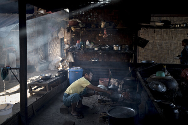 Dans le camp de réfugiés AD-2000 à Bhamo, les cuisines sont collectives. A la tombée de la nuit, hommes comme femmes s’affèrent pour préparer le diner. 