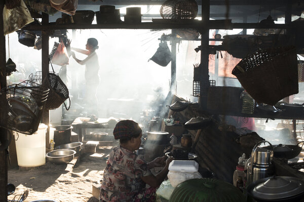 Dans le camp de réfugiés AD-2000 à Bhamo, les cuisines sont collectives. A la tombée de la nuit, hommes comme femmes s’affèrent pour préparer le diner. 