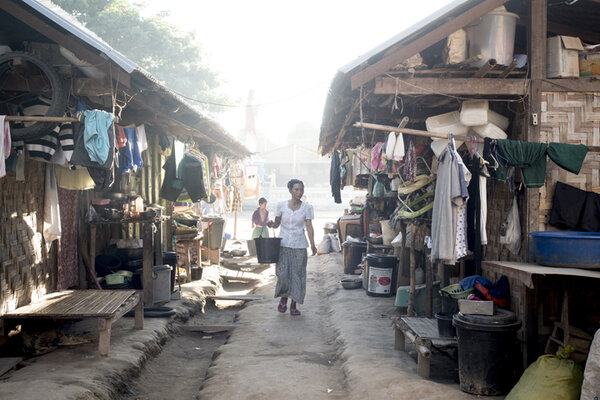 Ruelle dans le camp de réfugiés AD-2000 à Bhamo.