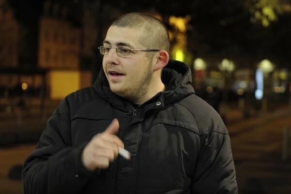 Bernard,  un jeune à la rencontre des personnes à la rue