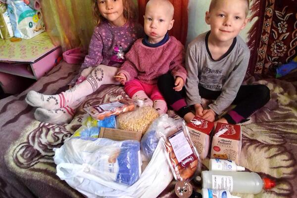 En Ukraine la Caritas Spes Vinnytsia distribue de l’aide humanitaire à ces enfants.