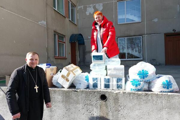 Caritas Zhytomy apporte du matériel médical à un hôpital pour enfants.