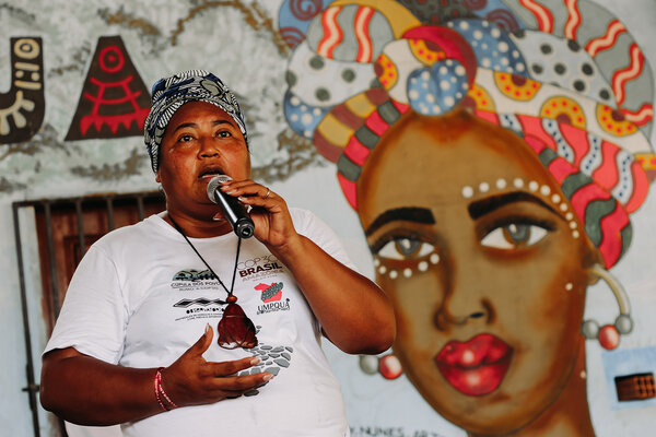 une femme prend la parole au micro