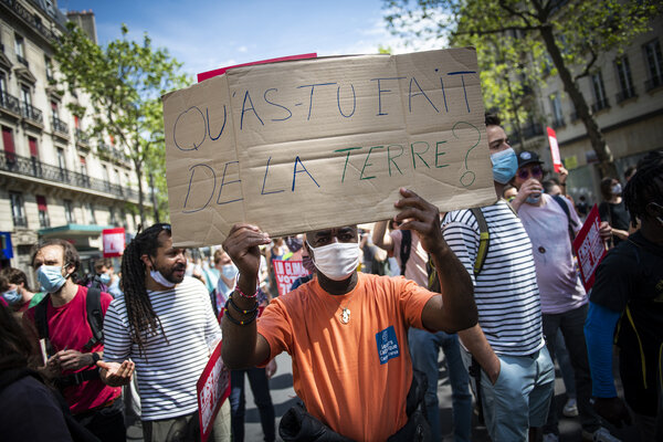 MAI&#13;
La marche d'après&#13;
&#13;
Le 9 mai, à Paris, le Secours Catholique défile parmi les manifestants de "La marche d'après", pour dénoncer le manque d'ambition des pouvoirs publics face à l'urgence écologique et climatique, au lendemain de l'adoption à l