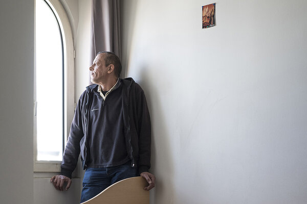 Abdel est hébergé dans une maison-relais de l'Association des Cités du Secours Catholique (ACSC) dans le 17e arrondissement parisien. « Je me suis retrouvé sans logement à la suite de la perte de mon emploi et de problèmes personnels. Durant cette