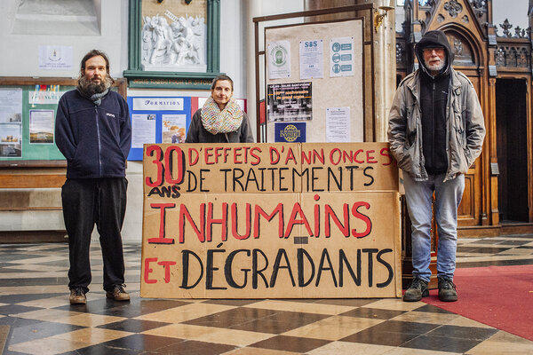 OCTOBRE&#13;
Grève de la faim à Calais&#13;
&#13;
Mi-octobre, Philippe Demeestère, aumônier du Secours Catholique du Pas-de-Calais entame une grève de la faim en compagnie d’Anaïs Vogel et Ludovic Holbein, engagés aux côtés des personnes migrantes à Calais. Tous