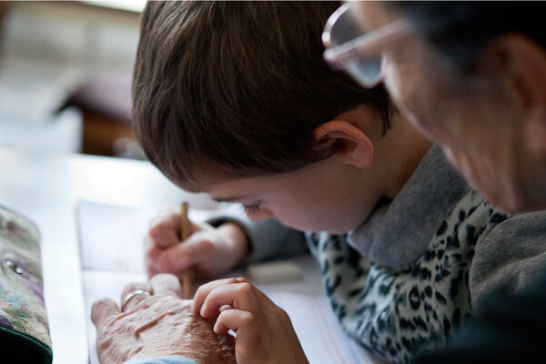 SEPTEMBRE&#13;
&#13;
Chaque année, plusieurs milliers d'enfants sont accompagnés dans leur parcours scolaire par des bénévoles du Secours Catholique. À la clé, une confiance renforcée, des progrès dans les apprentissages et de nouveaux liens créés. L