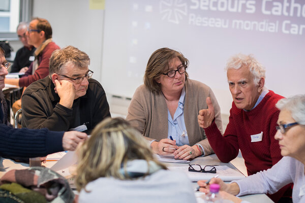 JANVIER - MARS&#13;
&#13;
Le Secours Catholique choisit de contribuer au Grand débat qui fait suite au mouvement social des "gilets jaunes". Avec un parti-pris : se faire le porte-voix des plus précaires dans ce temps politique fort. Un peu partout en France