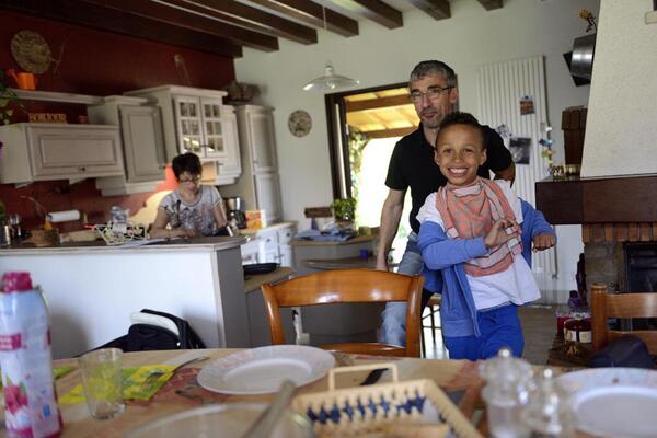 Enthousiaste de passer à table, Léo se presse pour arriver avant Jean-René