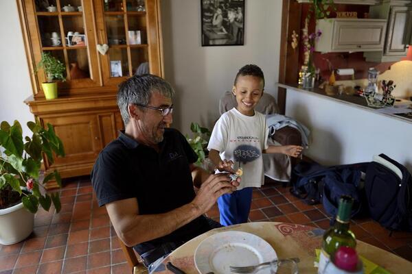 Jean-René fait aussi des découvertes surprenantes en écoutant Léo lui présenter ses jouets