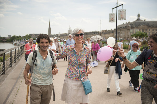 2016. À Bordeaux, Véronique Fayet participe à l'une des nombreuses marches fraternelles et festives organisées sur tout le territoire pour célébrer le 70e anniversaire du Secours Catholique.