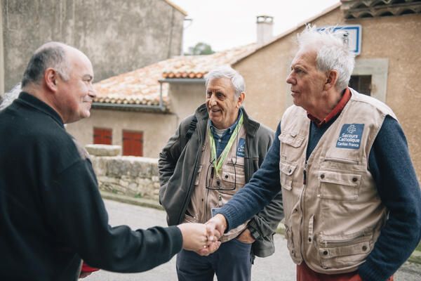 Mi-octobre, l’Aude était frappé par des inondations dévastatrices. Des dizaines de bénévoles du Secours Catholique de toute la France sont venus en aide aux sinistrés, leur apportant un réconfort moral et les aides nécessaires à la reprise du