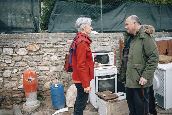 2018. En octobre, la présidente du Secours Catholique se déplace dans l'Aude, à Carcassonne, à la rencontre des victimes d'inondations. Ici au village d'Aragon, où elle rend visite à Jean-Claude.