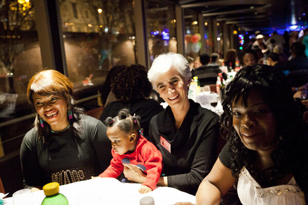 2014. À Paris, le 24 décembre au soir, familles et personnes isolées, accompagnées ou hébergées tout au long de l’année par les délégations du Secours Catholique de la région Ile-de-France et Cités Caritas&#13;
se retrouvent pour un réveillon « dîner