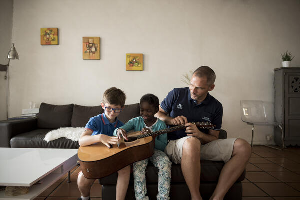 Esta, 7 ans, habite toute l'année au Blanc-Mesnil (93). L'été, pendant trois semaines, elle est accueillie par Denis, Maritxu et leurs deux enfants, chez eux, à Bayonne.