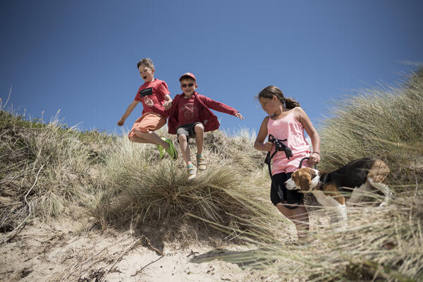 Dans la maison de vacances de la famille Douillez au Touquet, le jeune Mathis profite de nombreux loisirs : promenades dans les dunes, char à voile et jeux de plage sont au programme.