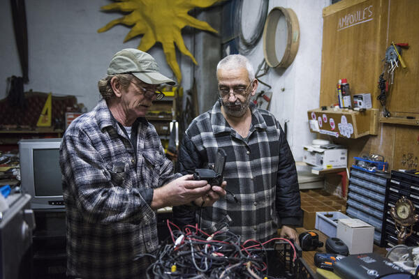 Jean-Marc Vadal, bénévole, et Patrice Fallot, en stage dans le cadre d'une formation, testent le matériel électronique et électroménager, et ils le réparent si besoin.