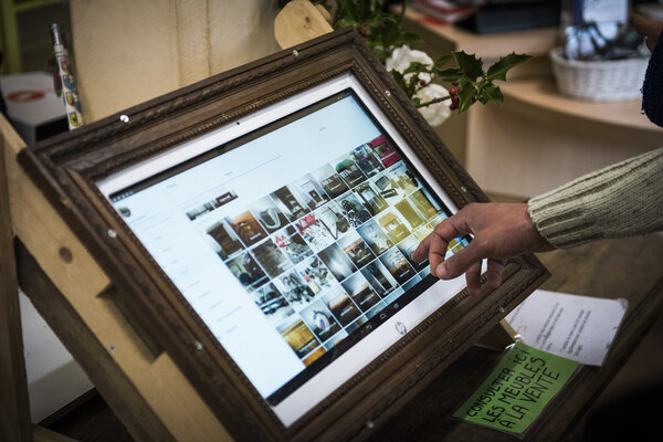 Pour éviter d'encombrer la boutique, les clients du magasin peuvent choisir des meubles stockés, à partir de photos enregistrées sur une tablette numérique. Les photos sont aussi sur la page facebook de la ressourcerie.