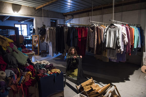 Marion Régnier, bénévole, découpe et coud les vêtements qui ne peuvent être vendus en l'état, pour les transformer. « À partir d'un pull, je peux faire une jolie jupe pagne. »