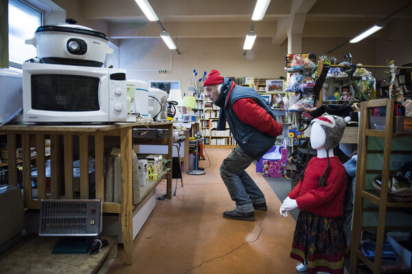 Au magasin de la ressourcerie, certains viennent par nécessité, d'autres juste pour le plaisir de chiner. 