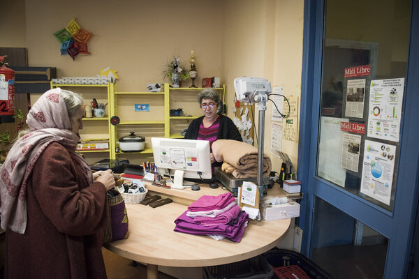 Martine Terrones tient la caisse. Si le magasin est aussi propre et ordonné, c'est à elle qu'on le doit. « Pour que les gens aient envie de revenir », précise cette ancienne employée dans la grande distribution, aujourd’hui salariée de la