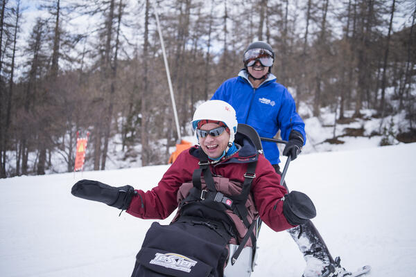 Profiter des plaisirs de la glisse, c'est possible, même avec un handicap. Le Secours Catholique des Alpes met à disposition, gratuitement, du matériel adapté et des bénévoles. « On a des sensations fortes ! », apprécie Yann.