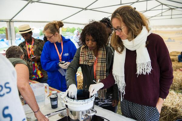 En août, 700 jeunes venus de tous horizons se sont réunis à Saint-Malo pour la 5e édition de l'Université d'été Young Caritas du Secours Catholique. Le thème : l'écologie intégrale, qui lie justice sociale et protection de l'environnement.