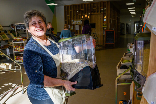 FÉVRIER&#13;
&#13;
Sociale, solidaire et coopérative, Ma P’tite Échoppe ouvre à Antony (Hauts-de-Seine) sous l’impulsion du Secours Catholique. Cette belle épicerie propose des produits de qualité à des prix adaptés aux ressources de ses clients. Elle se