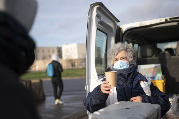 Les équipes du Secours Catholique de Calais vont à la rencontre des personnes migrantes qui dorment en périphérie de la ville, dans des bois, des terrains vagues, des sites industriels à l'abandon ou à proximité de centres commerciaux. Leur apporter