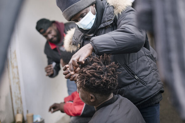 Pendant l'accueil de jour, les personnes accueillies peuvent se reposer, prendre une boisson chaude ou recharger leur téléphone. Certains en profitent pour se couper mutuellement les cheveux.