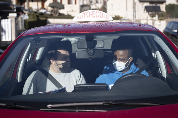 Abdelwahab prend des cours de conduite. Il se rend à son travail, situé à quelques centaines de mètres de chez lui, à pied ou à vélo. Mais avoir le permis lui permettrait d'être plus autonome. Le jeune Soudanais souhaite faire sa vie en France, avoir