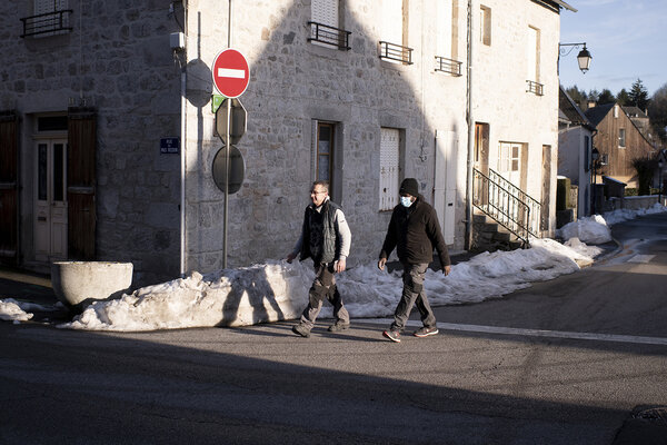 Ayman et son collègue Jean-Luc se rendent chez un particulier à Meymac, à 15 km d'Ussel, pour un chantier.