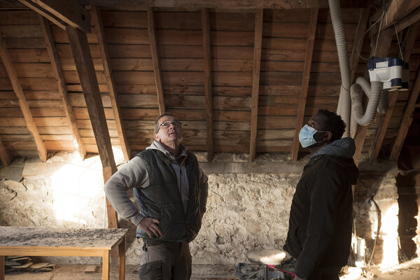 Ayman et son collègue Jean-Luc sur un chantier, à Meymac. « Quand j’ai commencé ce travail, je venais avec un cahier, pour noter. C’était comme une formation pour moi. J’ai dû apprendre le nom de tous les outils. Moi, j’ai du travail ici, je reste