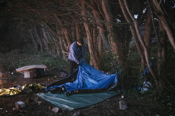 MARS&#13;
L'appel de Calais&#13;
&#13;
Mercredi 3 mars, Véronique Fayet, présidente du Secours Catholique, et Monseigneur Leborgne, évêque d’Arras, se rendent à Calais, à la rencontre des exilés qui survivent dans des conditions extrêmement difficiles. Dans le