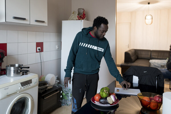 Ayman Adam Ali, 30 ans, vit en colocation avec Mudather, un compatriote soudanais. Ayman préfère vivre dans une petite ville. « À Paris, il y a beaucoup de Soudanais, tu parles tout le temps arabe. C’est difficile de se mélanger avec les Français, de