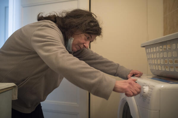 Chez Claire et Alain, quand le lave-linge en est à l'essorage, le plancher de toute la maison tremble. © Élodie Perriot/Secours Catholique