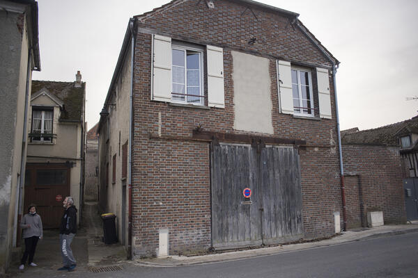 Alain et Claire habitent une ancienne coopérative agricole transformée en habitation. Le froid s'engouffre par le garage du rez-de-chaussée, par la toiture, par les fenêtres. © Élodie Perriot/Secours Catholique