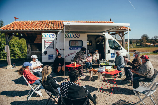 AVRIL&#13;
Roule le Fraternibus !&#13;
&#13;
Dans le Périgord et l'Agenais, un "Fraternibus" sillonne la campagne et fait escale durant quelques heures sur les places de villages. C'est l'une des dernières innovations des équipes bénévoles du Secours Catholique