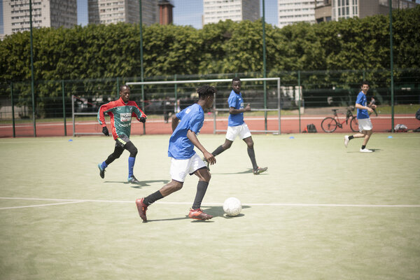 JUIN&#13;
Foot solidaire&#13;
&#13;
Le 11 juin débute l'Euro de football. Le sport en général et le football en particulier sont un levier pour s'insérer dans la société. Au Secours Catholique, plusieurs équipes de foot solidaire, composées de personnes en