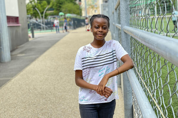 Debora, 17 ans, a participé à la pièce de théâtre-forum « Est-ce qu’il faut manger bio pour être écolo ? » écrite à partir des réflexions des habitants du quartier Bernard-de-Jussieu à Versailles (Yvelines). Originaire du Togo, elle est arrivée seule