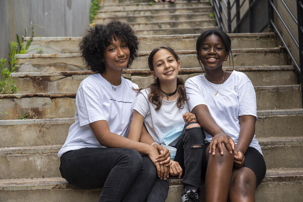 Chanisse, Felina et Rahma, trois comédiennes et habitantes âgées de 11 à 13 ans.