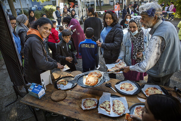 NOVEMBRE&#13;
Au pied des tours, un four à pizzas pour créer du commun&#13;
&#13;
La crise sanitaire a redonné toute sa pertinence à un mode d'action privilégié du Secours Catholique : le « aller-vers ». Il opte pour la rencontre des personnes là où elles sont