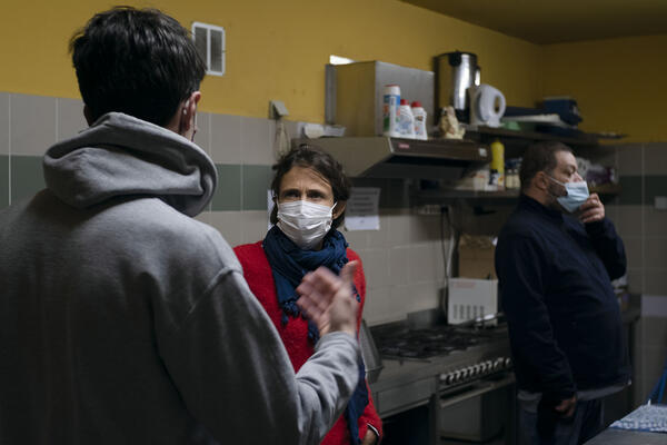 Marie est bénévole à l'accueil mobile depuis un peu plus d'un an. « Contente d’être là, ça faisait longtemps ! », s’exclame cette mère de cinq enfants en rejoignant l’équipe. Avec le Covid, son mari a mis fin à ses déplacements professionnels, lui