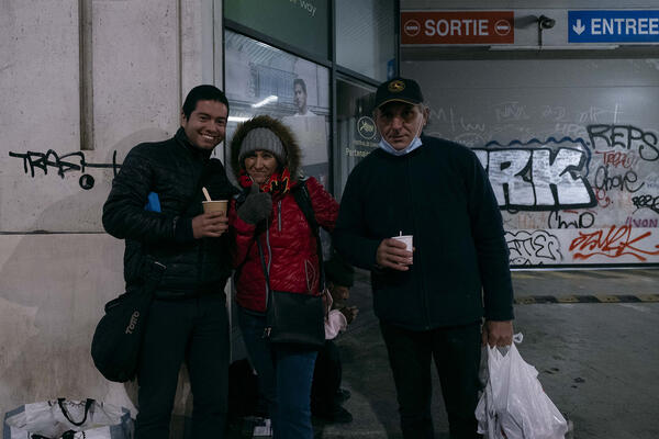 Fernando et Olga (à gauche et au centre) ne dorment pas dehors. Le premier est hébergé à l'hôtel, la seconde a un appartement. Mais tous deux viennent chercher quelques denrées alimentaires au point de rencontre de l'accueil mobile, et un peu de