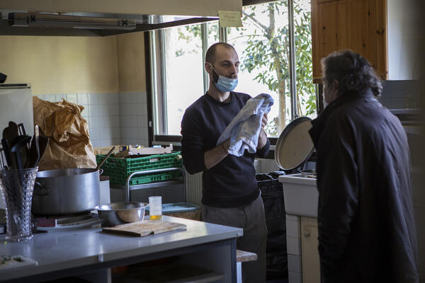 Les personnes accueillies participent aux tâches ménagères, et peuvent, si elles le souhaitent, contribuer au fonctionnement du lieu. Cuisinier pendant 25 ans, Jean-Marc n'hésite pas à donner un coup de main et quelques conseils en cuisine. 